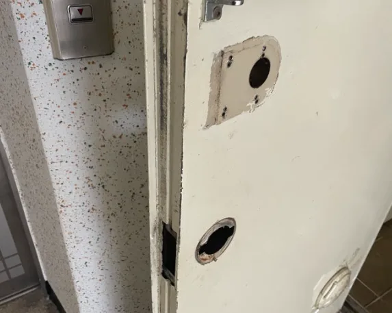 부산 북구 금곡동 잠긴문개문 잠김해제 무타공 디지털 도어락 교체 작업 사례 시공 전 1