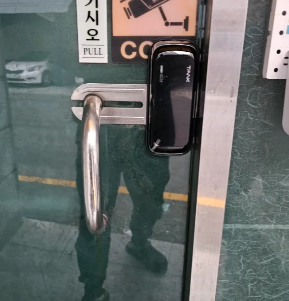 부산 사직동 사무실 유리문 디지털 도어락 설치 사례