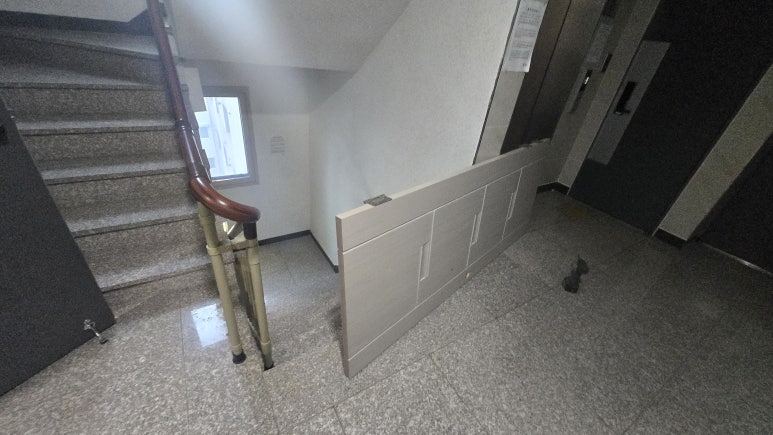 부산 진구 전포동 원룸 방문짝 교체 작업 시공사례 사진