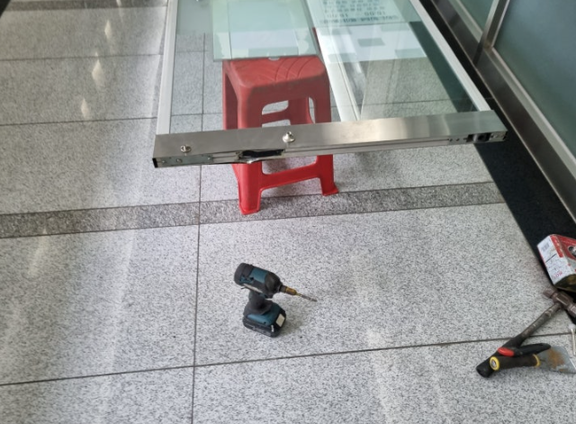 부산 하단동 강화도어 H바 교체 작업 시공사례 사진